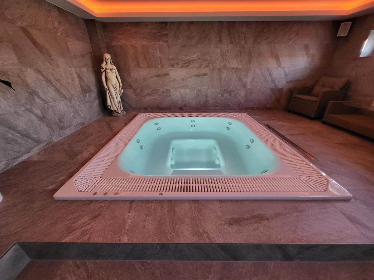 Chaty Krusetnica S Luxusnym Privatnym Wellness ภายนอก รูปภาพ